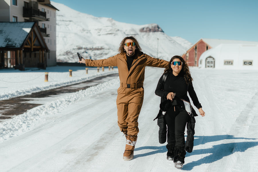 Casal brasileiro com kit completo de neve em Farellones